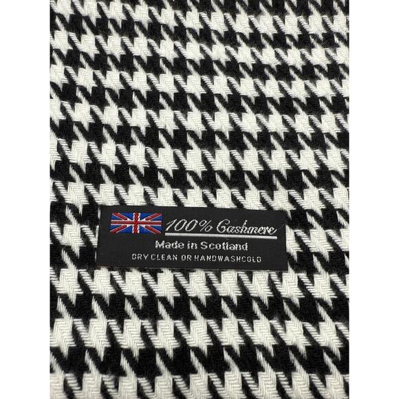 100% Cashmere Black & White Houndstooth Fringed Scarf - Picture 2 of 2
